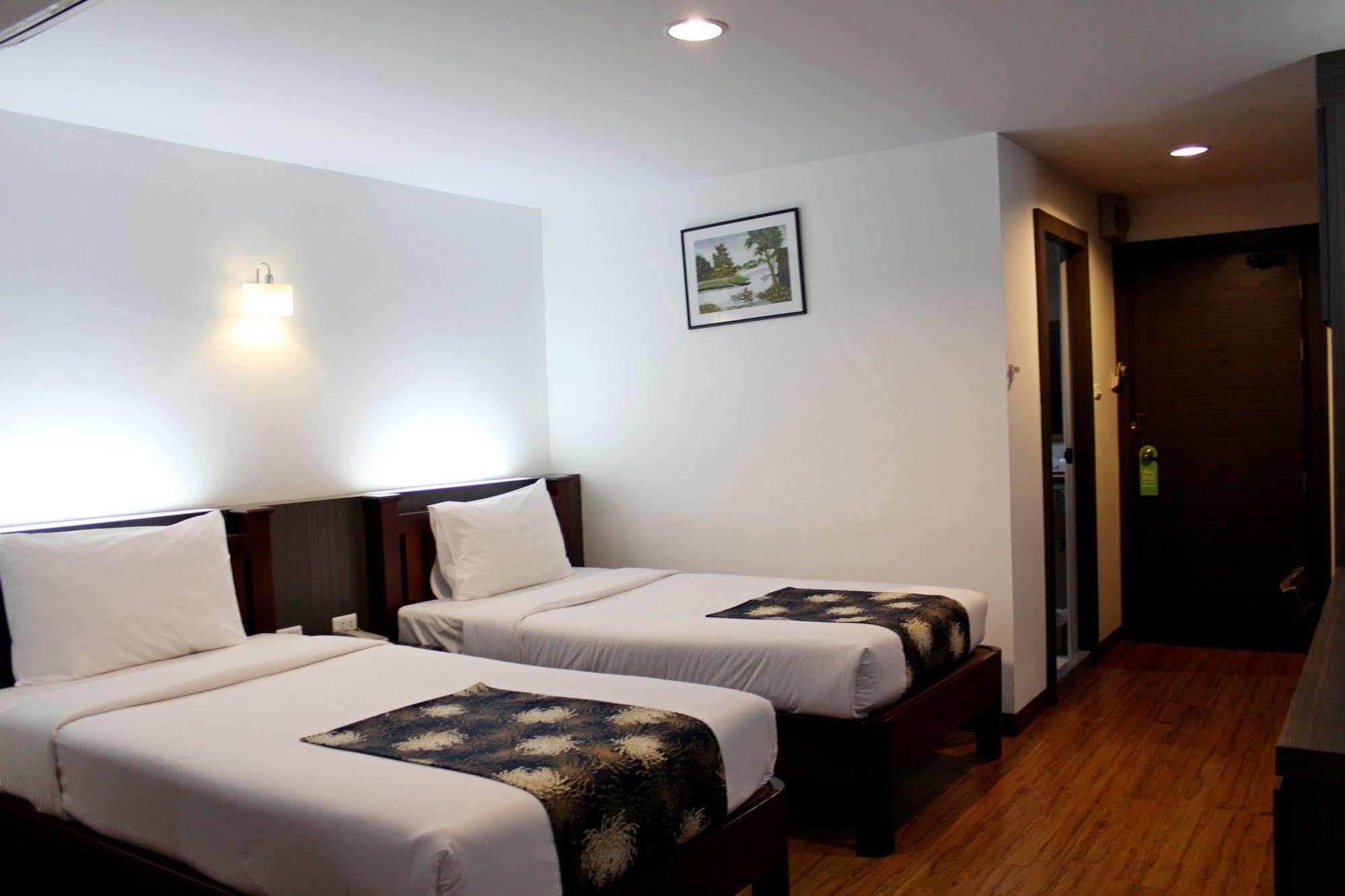 Oyo 257 Sea Paradise Hotel Sattahip Exterior photo