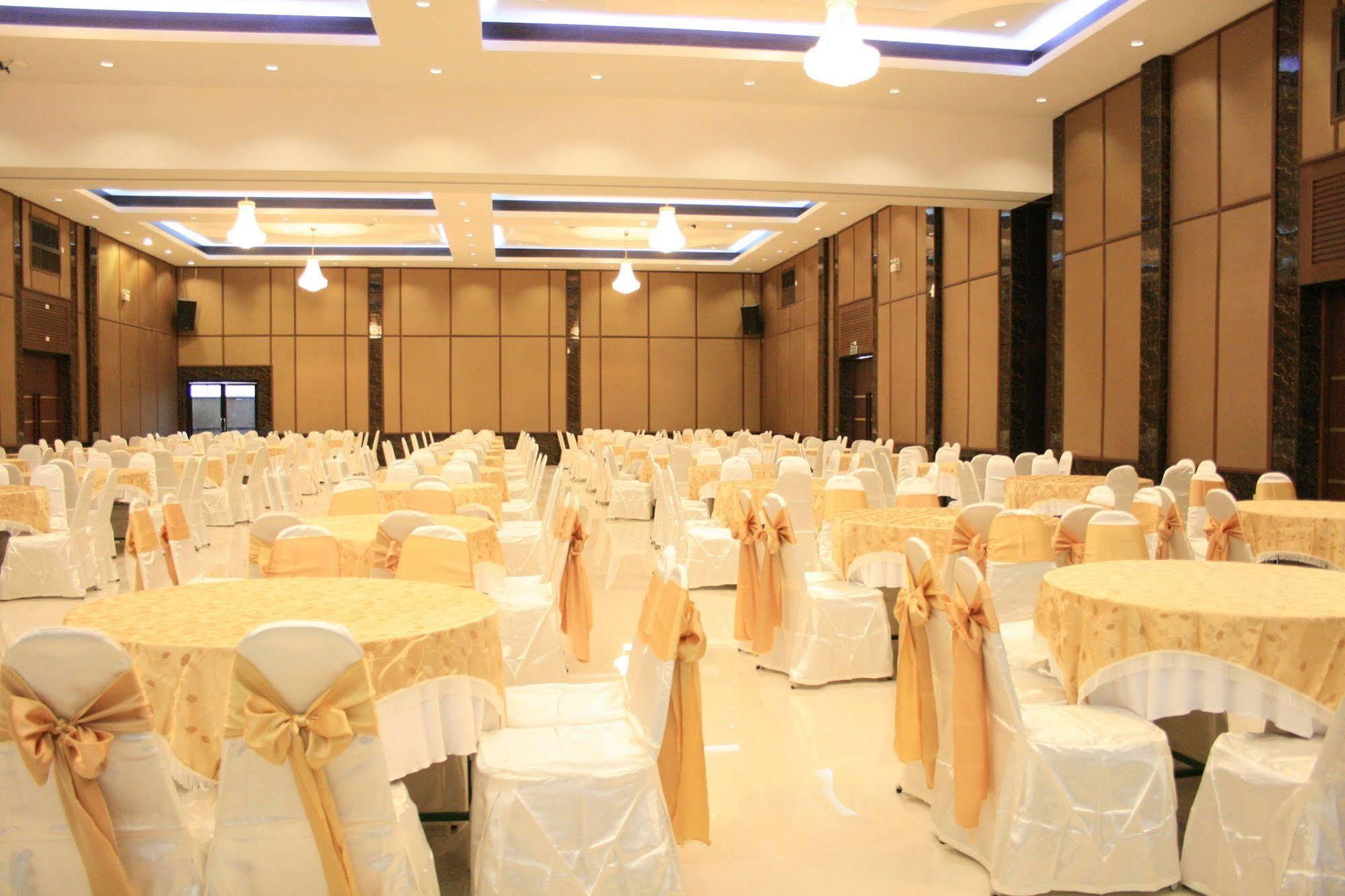 Oyo 257 Sea Paradise Hotel Sattahip Exterior photo