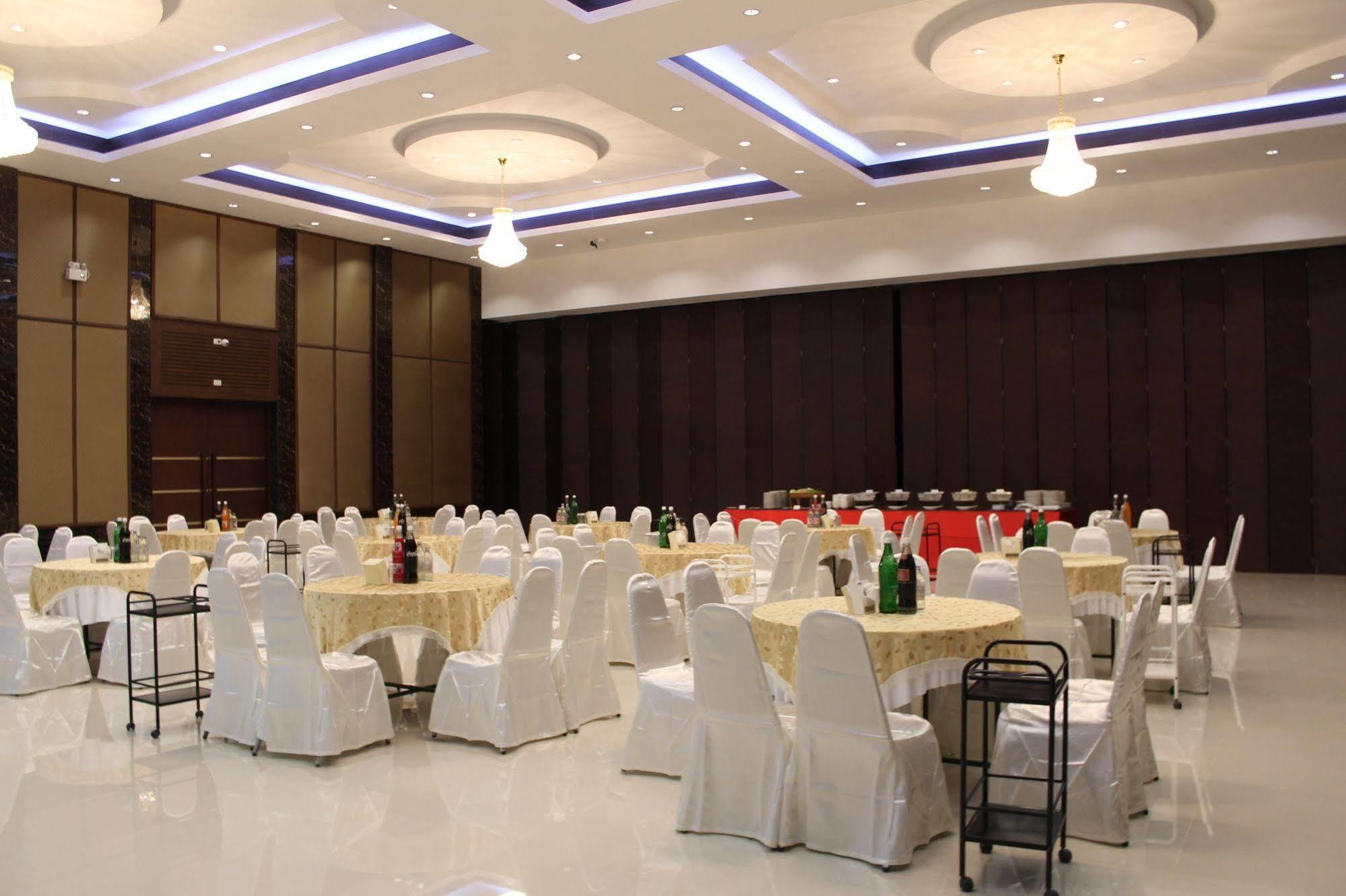 Oyo 257 Sea Paradise Hotel Sattahip Exterior photo